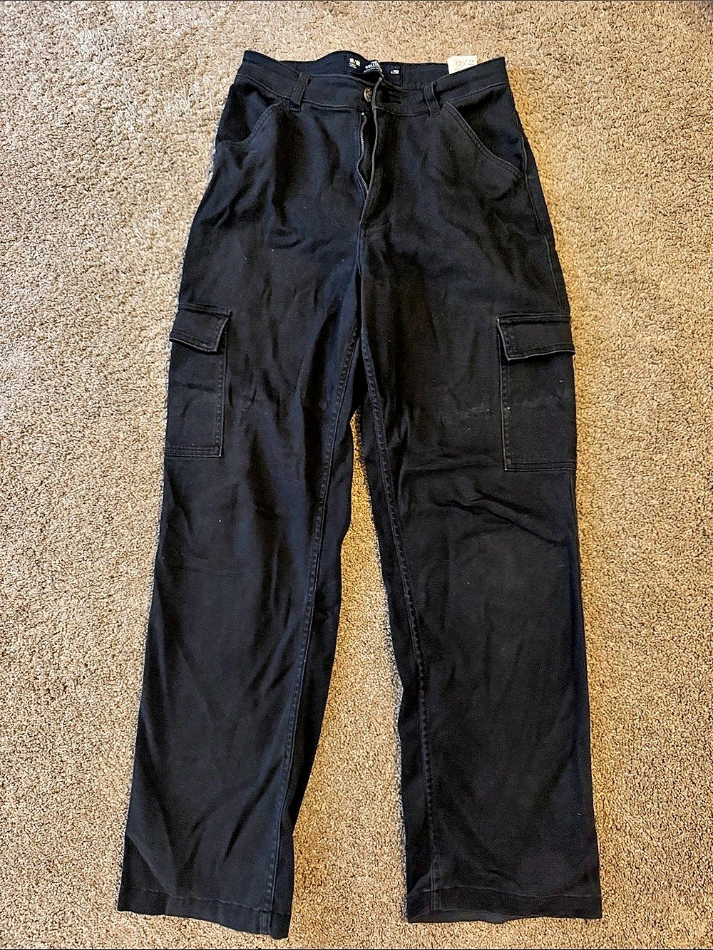 Hollister Ultra High-Rise Dad Pant Cargo Pants in Black Waist 25